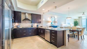 Kühlschrank, Mikrowelle, Ofen, Geschirrspüler