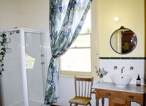 Bathtub, soap, shampoo, toilet paper