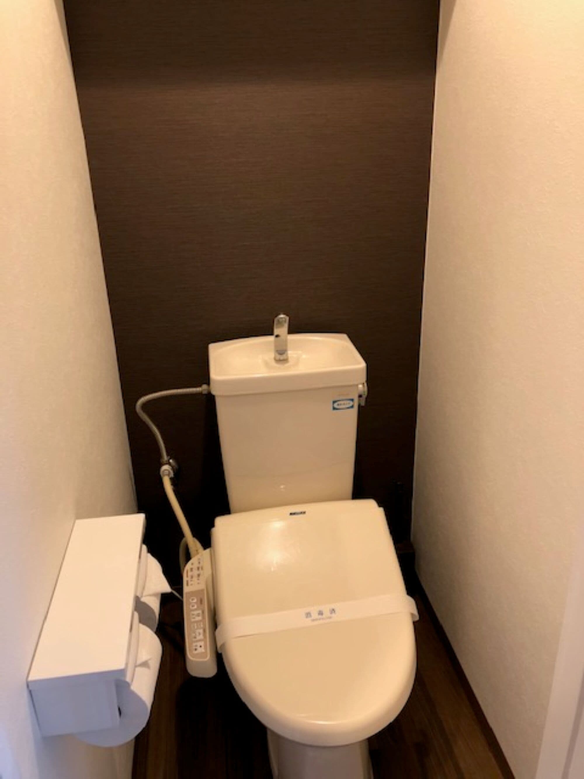 separate bathtub and shower, free toiletries, hair dryer, towels