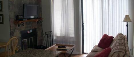 Condo, varias camas (112) | Sala de estar | Televisión