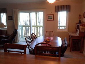 Apartment, Mehrere Betten (Sugar Ski & Country Club Unit 211 Bro) | Wohnzimmer | Flachbildfernseher