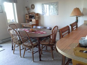 Apartment, Mehrere Betten (Sugar Ski & Country Club Unit 211 Bro) | Eigene Küche | Großer Kühlschrank, Mikrowelle, Ofen, Herdplatte