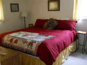 Apartment, Mehrere Betten (Sugar Ski & Country Club Unit 211 Bro) | 2 Schlafzimmer, Bügeleisen/Bügelbrett, kostenloses WLAN, Bettwäsche