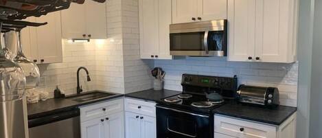 Condo, nhiều giường (Sugar Ski & Country Club Unit 411 Bro) | Bếp riêng | Tủ lạnh, lò vi sóng, bếp nấu, máy rửa bát