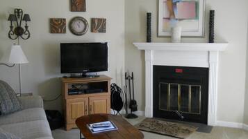 Condo, Multiple Beds (413) | Living room