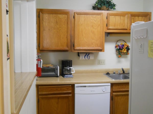 Condo, Multiple Beds (421) | Private kitchen