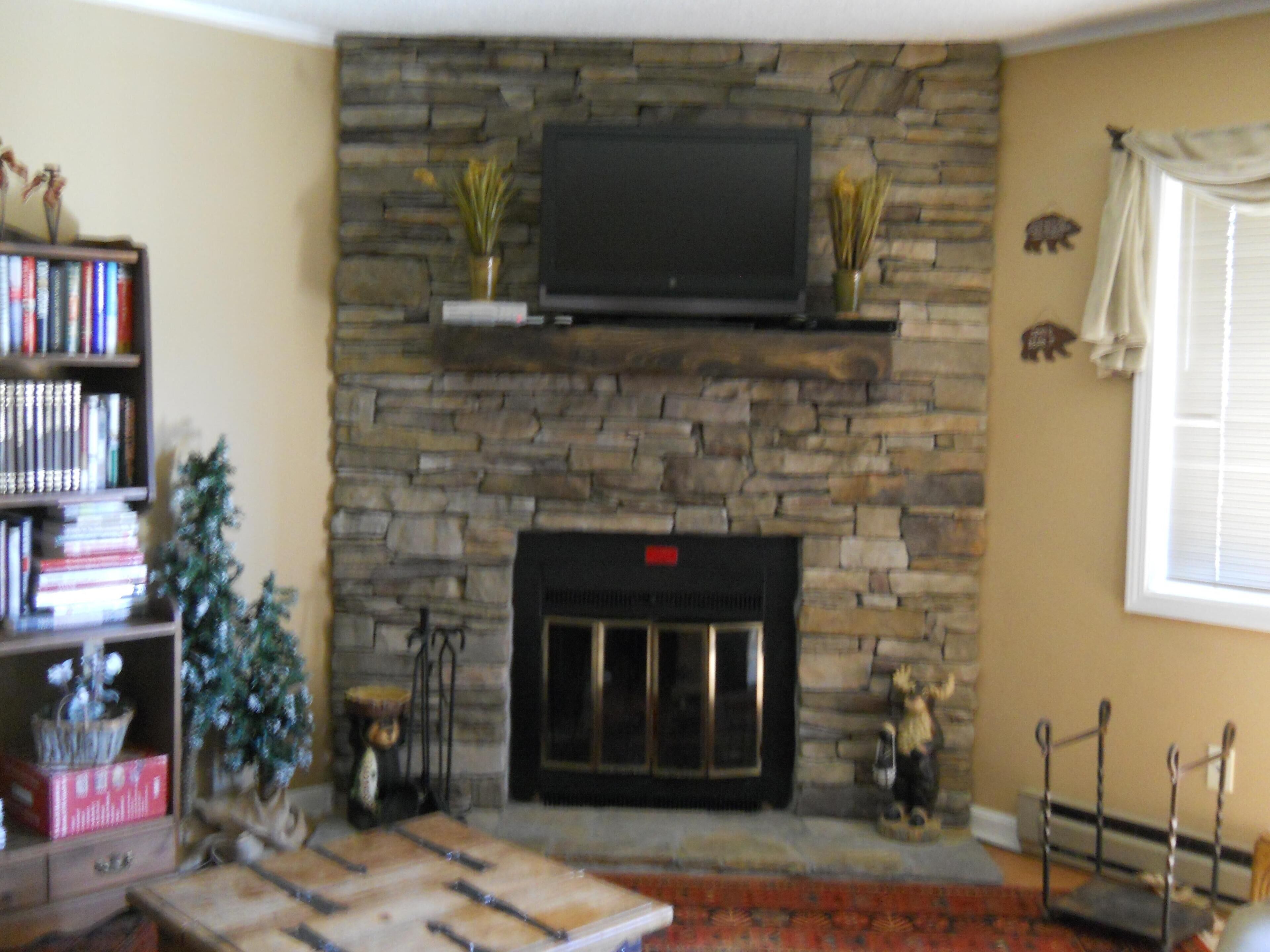 Condo, várias camas (Sugar Ski & Country Club Unit 423 Sil) | Sala de estar | TV, livros