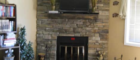 Condo, várias camas (Sugar Ski & Country Club Unit 423 Sil) | Sala de estar | TV, livros