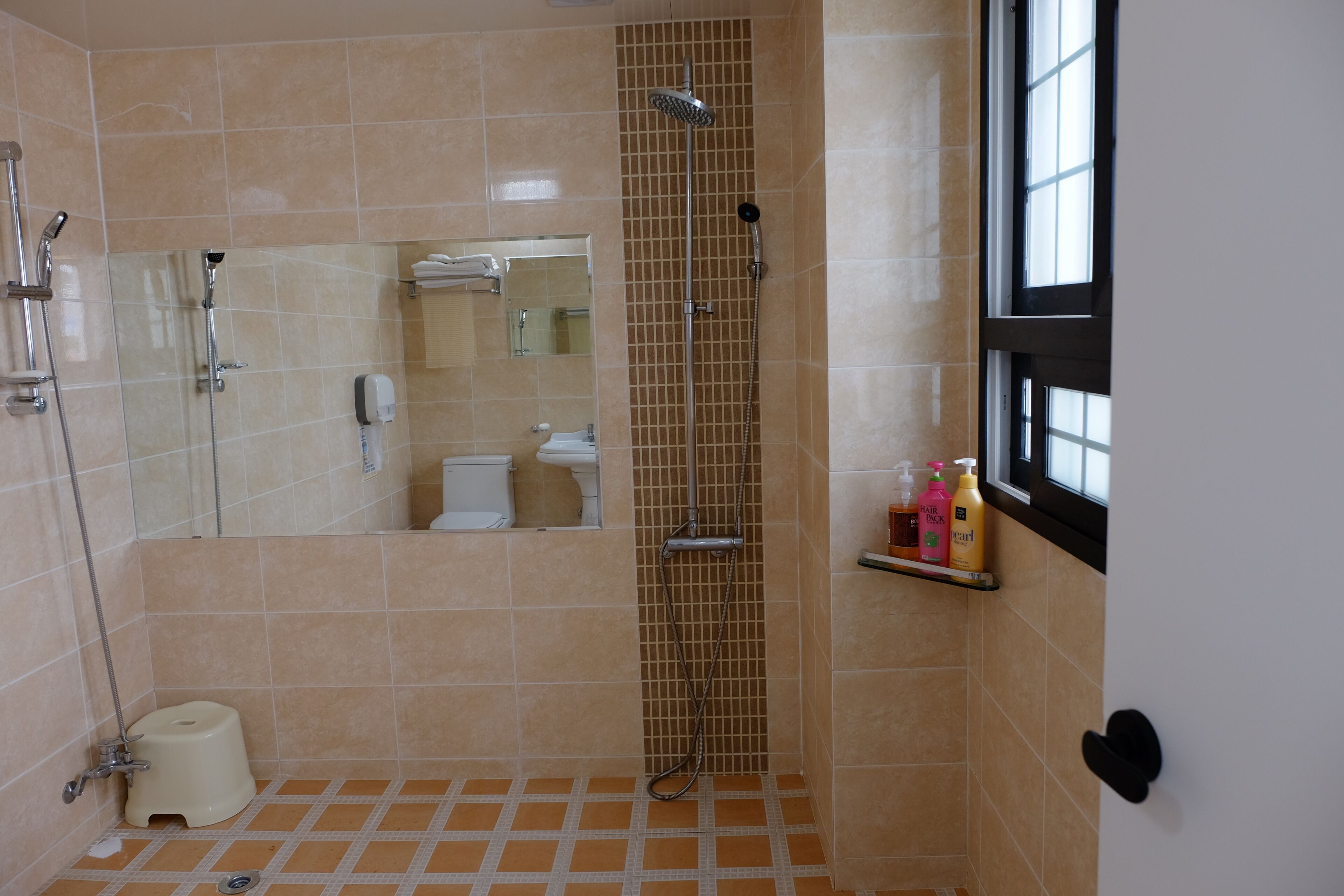 Family Room | Bathroom | Shower, free toiletries, hair dryer, towels