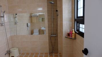 Family Room | Bathroom | Shower, free toiletries, hair dryer, towels