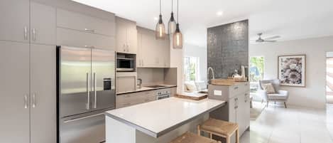 Refrigerador, microondas, horno, placa de cocina