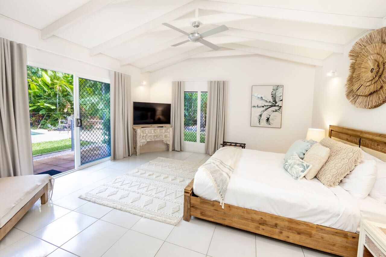 4 bedrooms, desk, iron/ironing board, travel cot
