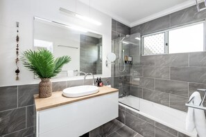 Secador de cabelo, toalhas de banho