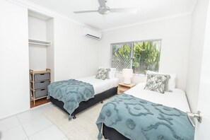 4 habitaciones, escritorio y tabla de planchar con plancha 