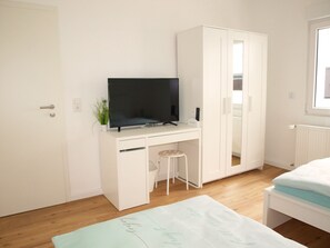 3 Schlafzimmer, Schreibtisch, Bügeleisen/Bügelbrett, Reisekinderbett