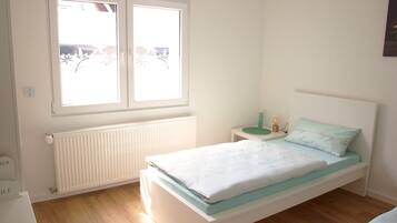3 Schlafzimmer, Schreibtisch, Bügeleisen/Bügelbrett, Reisekinderbett