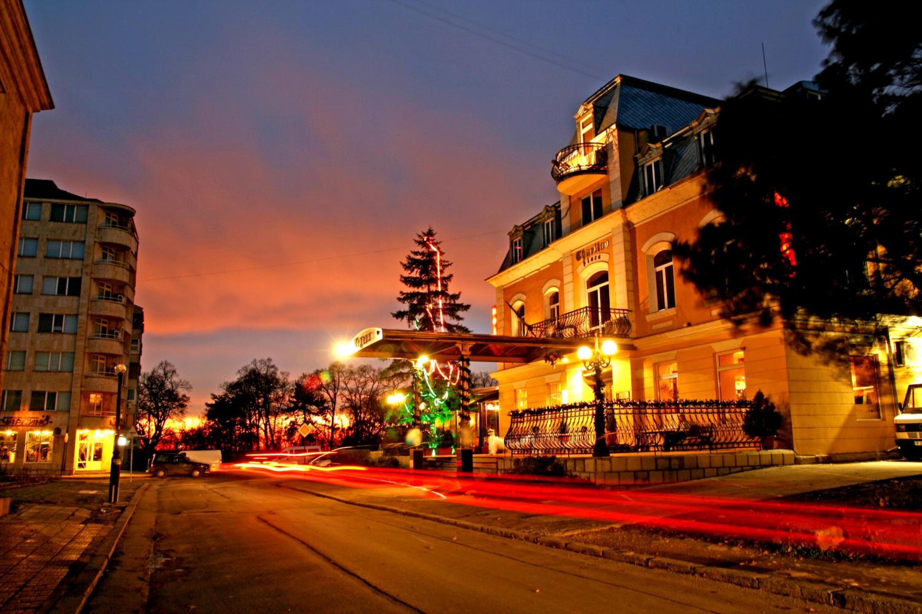 Ein historisches Gebäude mit Balkon und Weihnachtsbäumchen.