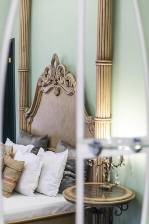 Sábanas de algodón egipcio, ropa de cama de alta calidad y minibar 