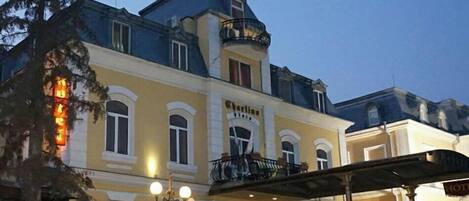 Façade de lâhĂ©bergement - soirĂ©e/nuit