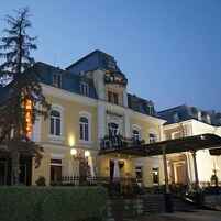 Fachada de la propiedad por la tarde o noche