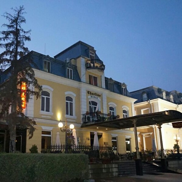 Façade de l’hébergement - soirée/nuit