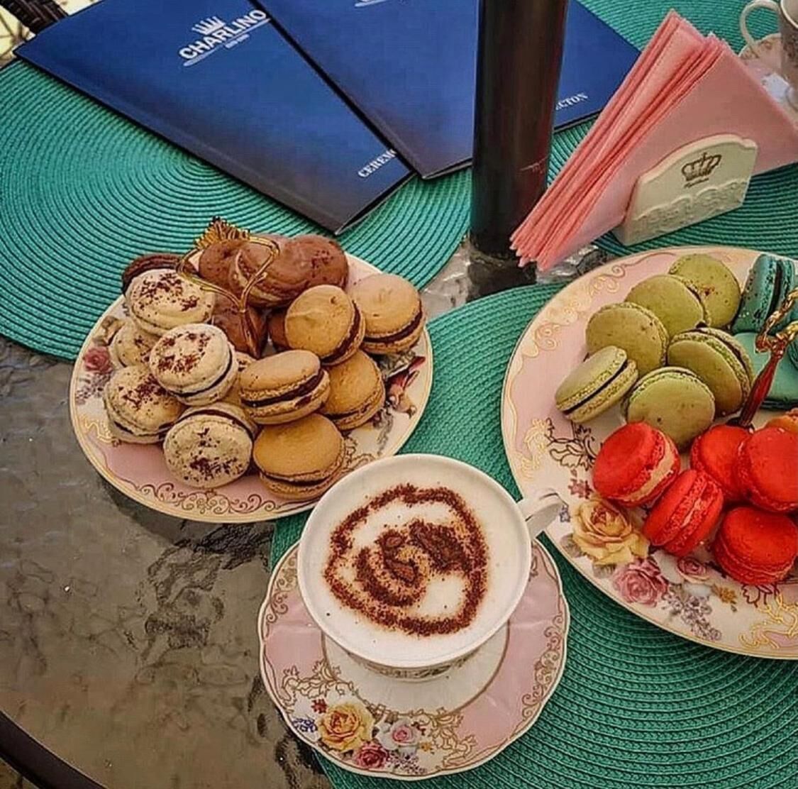 Una mesa con diversos pasteles y una taza de café.