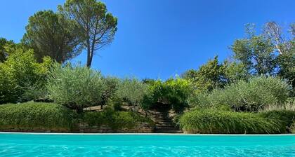 Elegant lemon house in a typical Tuscan farmhouse.