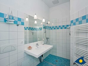 Dusche, Haartrockner, Handtücher