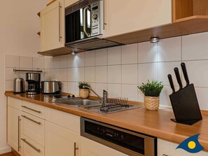 Køleskab, mikrobølgeovn, opvaskemaskine, kaffe-/temaskine