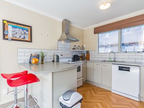 Kühlschrank, Mikrowelle, Ofen, Geschirrspüler