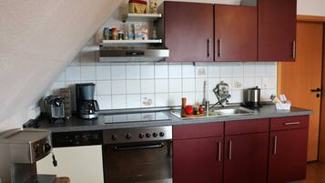 Kühlschrank, Mikrowelle, Ofen, Geschirrspüler