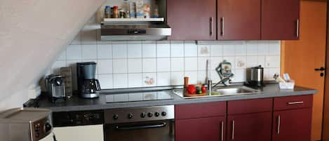 Jääkaappi, mikroaaltouuni, uuni, astianpesukone