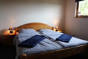 3 bedrooms, in-room safe, iron/ironing board, travel cot