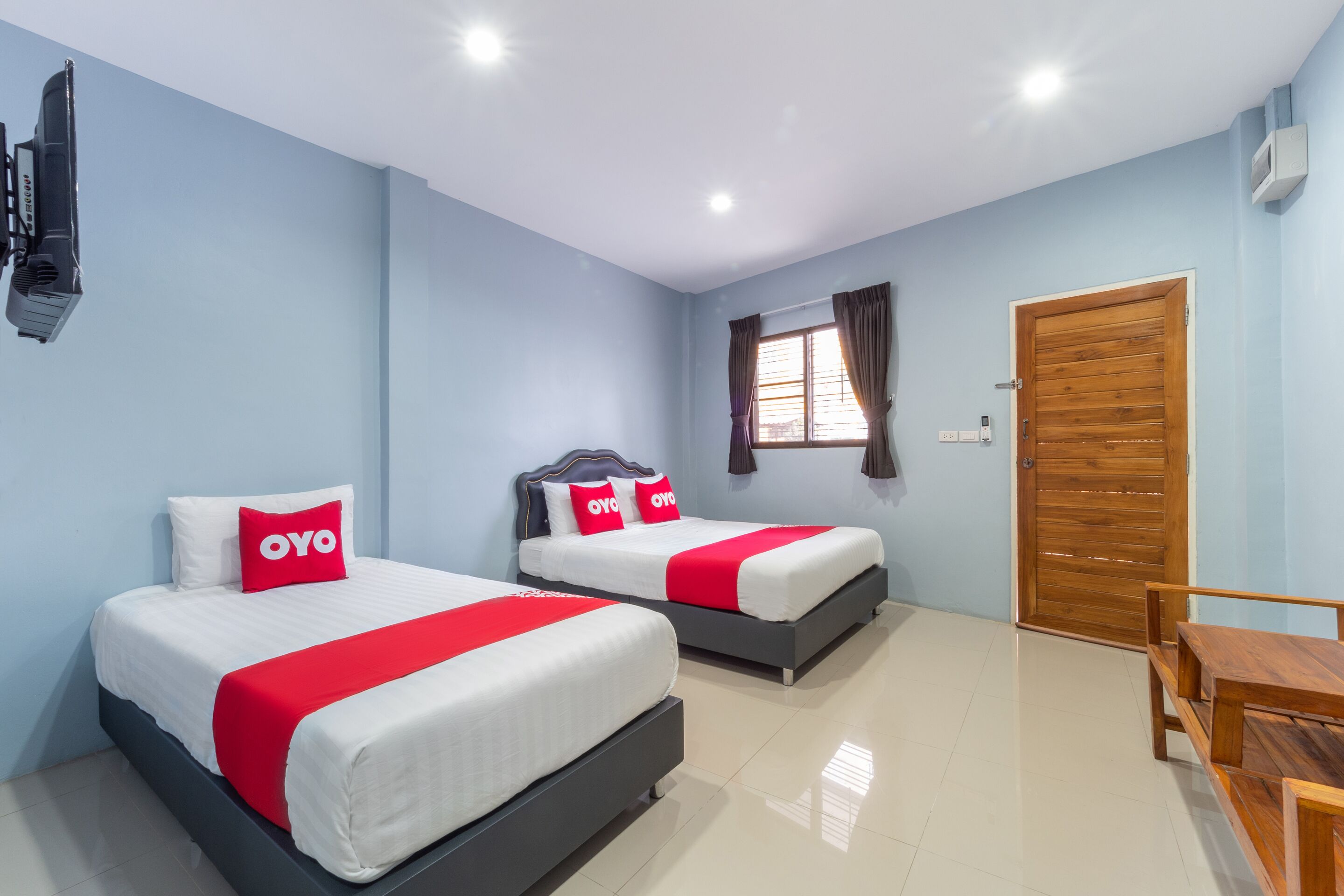 Desk, free WiFi, bed sheets