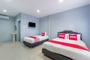Desk, free WiFi, bed sheets - OYO 1132 The Nine (Pattaya)