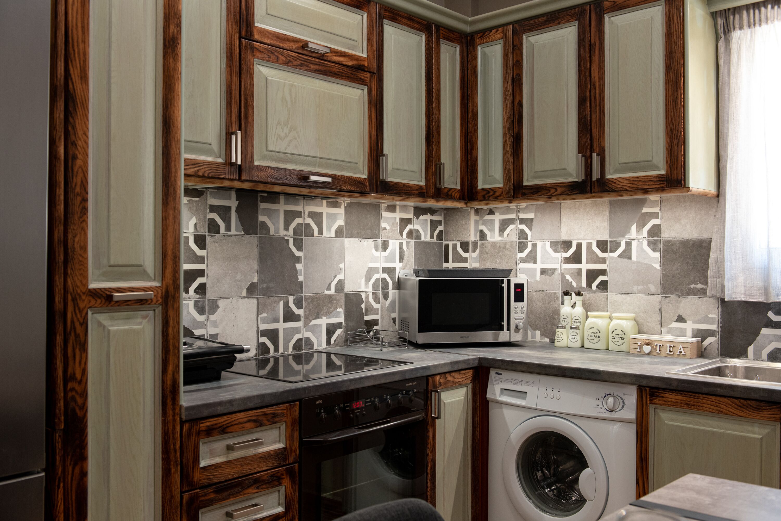 Refrigerador, microondas, horno y cafetera y tetera 