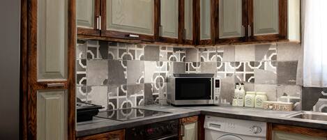 Réfrigérateur, micro-ondes, four, cafetiÚre/bouilloire