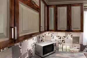 Fridge, microwave, oven, coffee/tea maker