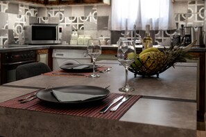 Kühlschrank, Mikrowelle, Ofen, Wasserkocher mit Kaffee-/Teezubehör