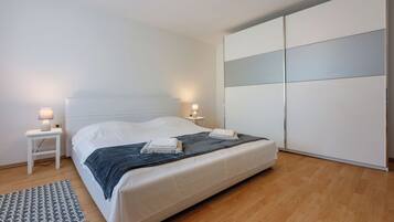 House | 2 bedrooms, iron/ironing board, free WiFi