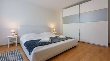 2 bedrooms, iron/ironing board, free WiFi