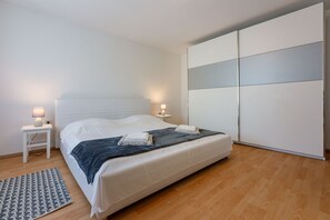 2 bedrooms, iron/ironing board, free WiFi