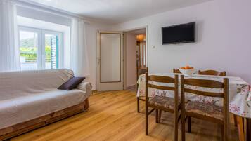 Private kitchen | Fridge, microwave, oven, stovetop