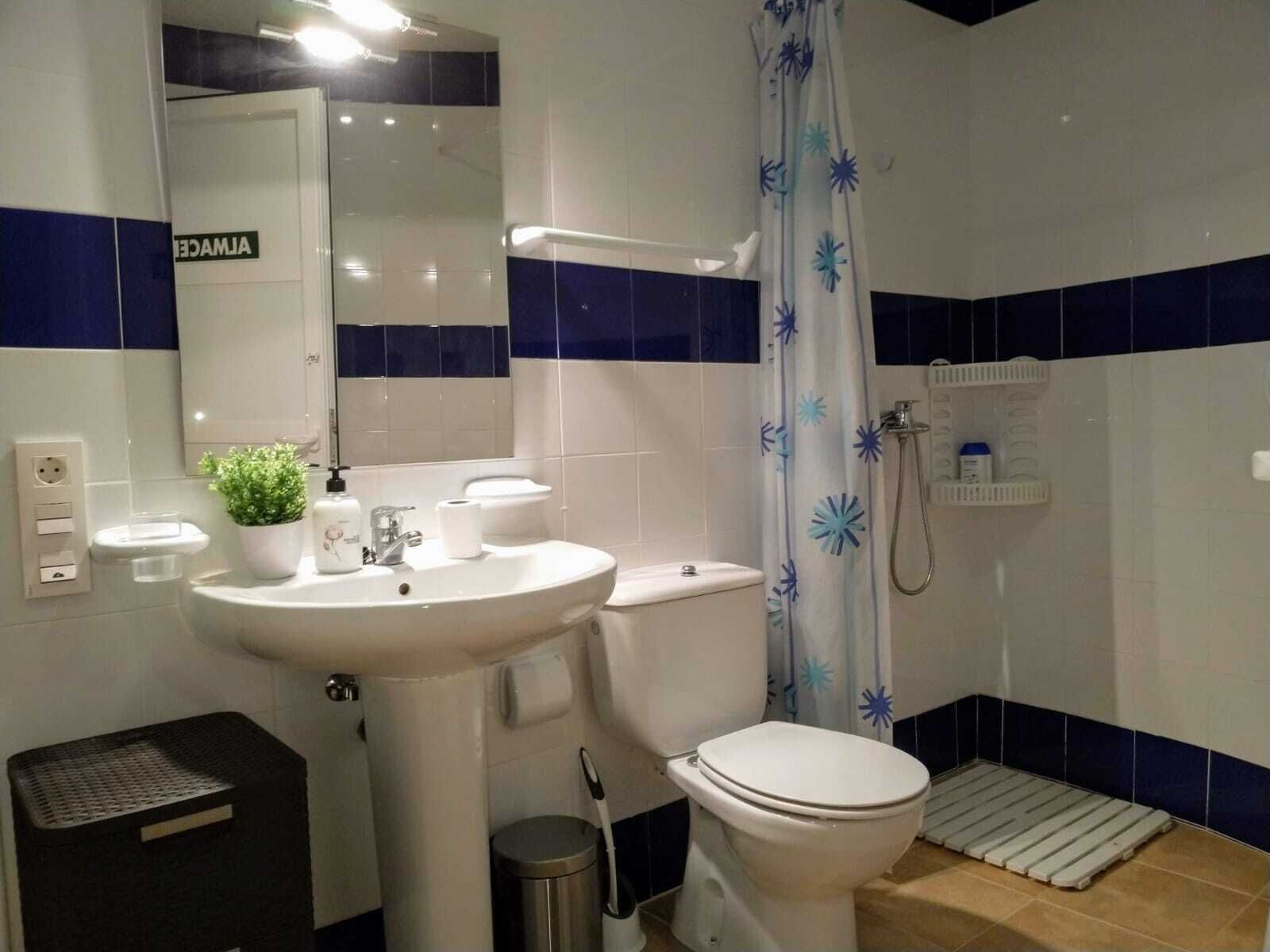 Habitación número 6 (Básica Doble) | Baño | Ducha, bidé y toallas