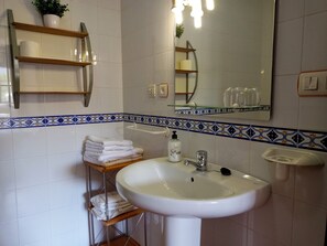 Habitación número 5 | Bathroom | Shower, bidet, towels