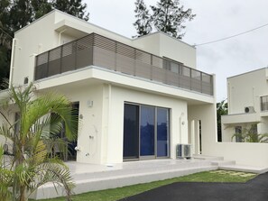 Exterior - Y’s casa (Onna)