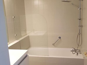 Bathroom - Villeneuve-Loubet: Apartment with Terrace, Air Conditioning and Garage (Villeneuve-Loubet)