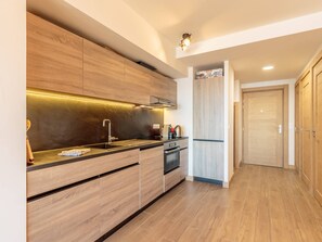 Microwave, dishwasher, coffee/tea maker, toaster