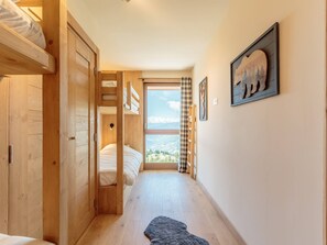 3 bedrooms, free WiFi, bed sheets