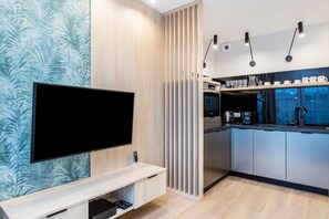 Réfrigérateur, un four, surface de cuisson, lave-vaisselle